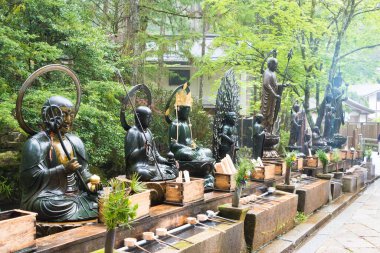 Wakayama, Japonya - Koya, Wakayama, Japonya 'daki Okunoin Mezarlığı' nda Jizo Heykelleri. Koya Dağı UNESCO 'nun Dünya Mirası Bölgesi Kii Dağları' ndaki kutsal mekanlar ve hac rotalarıdır..
