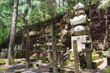 Wakayama, Japonya - Koya, Wakayama, Japonya 'daki Okunoin Mezarlığı. Koya Dağı UNESCO 'nun Dünya Mirası Bölgesi Kii Dağları' ndaki kutsal mekanlar ve hac rotalarıdır..
