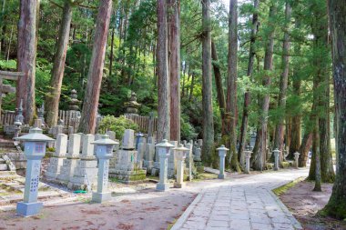 Wakayama, Japonya - Koya, Wakayama, Japonya 'daki Okunoin Mezarlığı. Koya Dağı UNESCO 'nun Dünya Mirası Bölgesi Kii Dağları' ndaki kutsal mekanlar ve hac rotalarıdır..