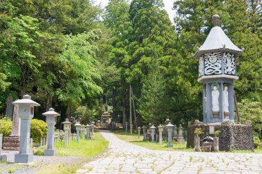 Wakayama, Japonya - Koya, Wakayama, Japonya 'daki Okunoin Mezarlığı. Koya Dağı UNESCO 'nun Dünya Mirası Bölgesi Kii Dağları' ndaki kutsal mekanlar ve hac rotalarıdır..