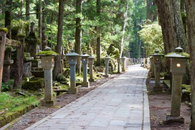 Wakayama, Japonya - Koya, Wakayama, Japonya 'daki Okunoin Mezarlığı. Koya Dağı UNESCO 'nun Dünya Mirası Bölgesi Kii Dağları' ndaki kutsal mekanlar ve hac rotalarıdır..