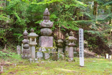 Wakayama, Japonya - Japonya, Wakayama 'daki Koya Dağı' ndaki Okunoin Mezarlığı 'nda Sakakibara Yasumasa' nın Mezarı. Koya Dağı UNESCO Dünya Mirası Alanıdır.