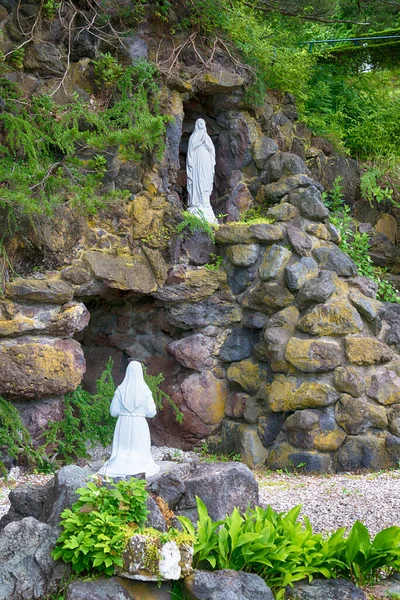 日本の北海道函館市のトリッピン コンベンションにおけるルルド アパートメントの像 — ストック写真