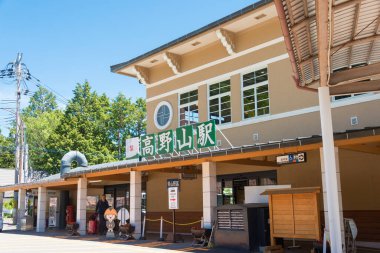 Wakayama, Japonya - Koya, Wakayama, Japonya 'daki Koyasan İstasyonu. İstasyon Nankai Elektrik Demiryolu tarafından işletiliyordu..