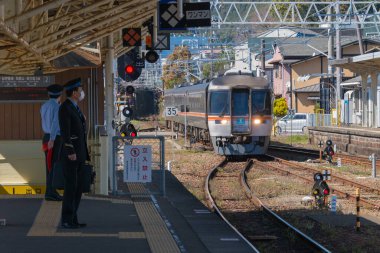 Wakayama, Japonya - Kiha 85 seri dizel çoklu birim (DMU) treni Shingu, Wakayama, Japonya 'da Shingu İstasyonunda. JR Central tarafından işletilen Nanki sınırlı ekspres servisi üzerine bir KiHa 85 serisi..