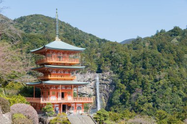 Wakayama, Japonya - Nachi Şelalesi ile Nachikatsuura, Wakayama, Japonya 'daki Seigantoji Tapınağı' nda üç katlı bir tapınak. UNESCO Dünya Mirasları Alanının bir parçasıdır..