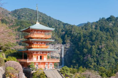 Wakayama, Japonya - Nachi Şelalesi ile Nachikatsuura, Wakayama, Japonya 'daki Seigantoji Tapınağı' nda üç katlı bir tapınak. UNESCO Dünya Mirasları Alanının bir parçasıdır..