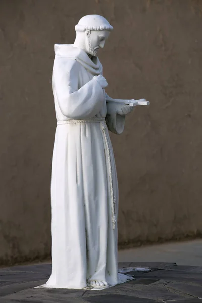 San Francisco De Asis heykeli fornt Taos, New Mexico onun adaşı Kilisesi önünde içinde.