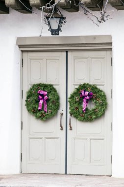 Tatil çelenk, Santa Fe, New Mexico ile süslenmiş Ana Kilisesi giriş