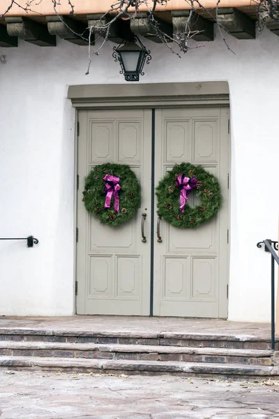 Tatil çelenk, Santa Fe, New Mexico ile süslenmiş kilise giriş