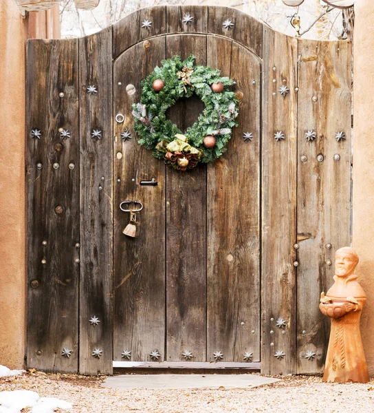 Tatil çelenk üzerinde ahşap Entryway Santa Fe, New Mexico