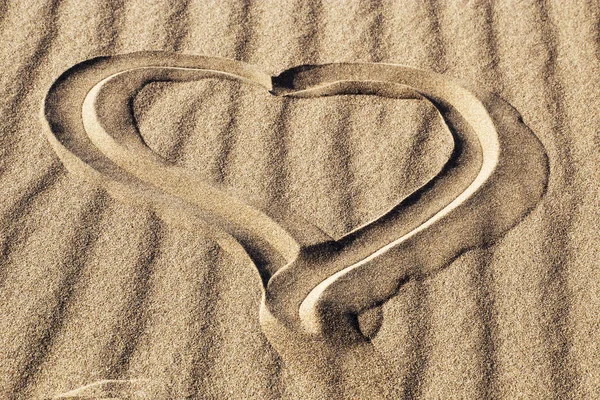 グレート サンド デューンズ国立公園と保持 コロラド州で砂に描かれたハート — ストック写真