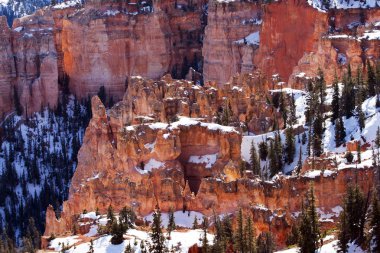 Kırmızı ve turuncu Hoo Doos ve kayalıklarla Bryce Canyon Milli Parkı, Utah