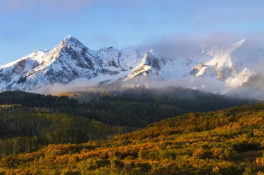 Sabah Güneş bulutların üzerinde Colorado San Juan dağlarda ihlal