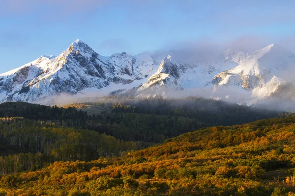 Sabah Güneş bulutların üzerinde Colorado San Juan dağlarda ihlal