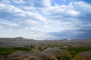 Sarı höyükler, Badlands Ulusal Parkı, Güney Dakota bir bulut ile gökyüzünü doldurdu.