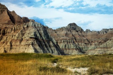 Uçurum ve çayır çimen Badlands Ulusal Parkı, Güney Dakota'aşındırıyor
