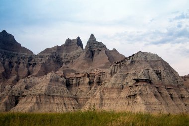 Uçurum ve çayır çimen Badlands Ulusal Parkı, Güney Dakota'aşındırıyor