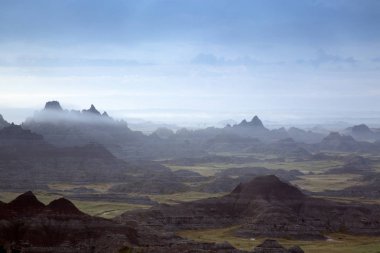 Sabah sis Cliff raf doğa iz, Badlands Ulusal Parkı, Güney Dakota loş ışık