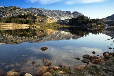 Libby Gölü gündoğumu Wyoming karlı Aralık dağlarında