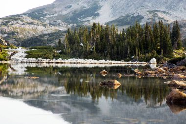 Libby Gölü gündoğumu Wyoming karlı Aralık dağlarında