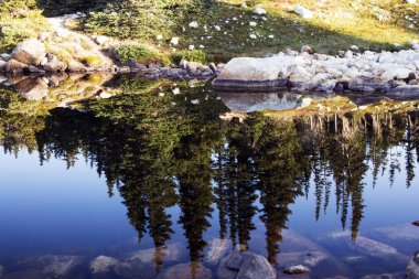 Libby Gölü gündoğumu Wyoming karlı Aralık dağlarında