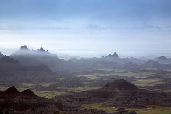Sabah sis Cliff raf doğa iz, Badlands Ulusal Parkı, Güney Dakota loş ışık