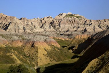 Tepeler ve kuleler Badlands Ulusal Park Güney Dakota, Buffalo Gap otlaklar aşındırıyor