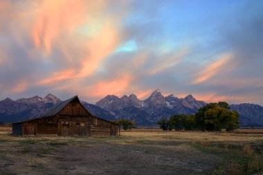 Sunrise Moulton ahır Mormon satır, Grand Teton Milli Parkı, Wyoming üzerinde