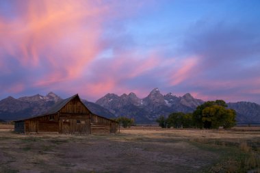 Sunrise Moulton ahır Mormon satır, Grand Teton Milli Parkı, Wyoming üzerinde