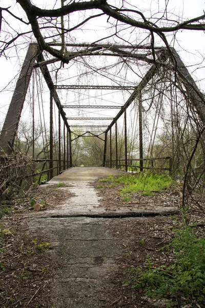 Stary, opuszczony most kratownicy w północnej części San Antonio w Teksasie — Zdjęcie stockowe