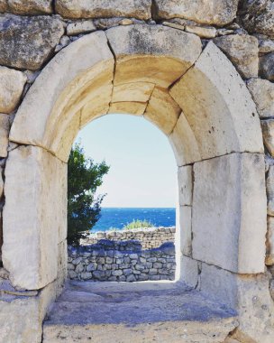 Deniz manzaralı antik aracılığıyla