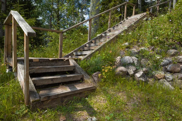 Ahşap merdivenlerden yukarı taşımak için çabaları simgeleyen tepenin yamacında