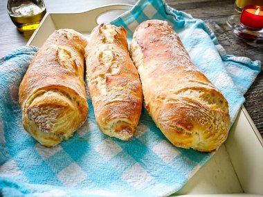 Üç beyaz ekmek baguett zeytinyağı, üstten görünüm