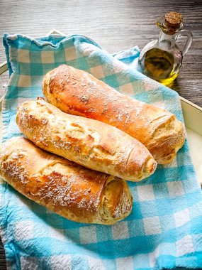 Üç beyaz ekmek baguett zeytinyağı, üstten görünüm