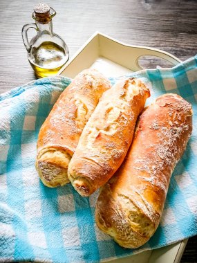 Üç beyaz ekmek baguett zeytinyağı, üstten görünüm