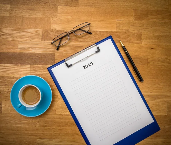 Plannen Voor 2019 Aan Boord Met Koffie Glazen Houten Achtergrond — Stockfoto