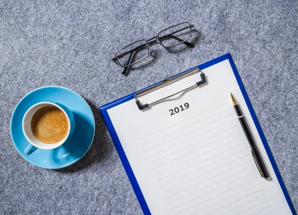 Planos Para 2019 Bordo Com Café Óculos Flat Lay — Fotografia de Stock