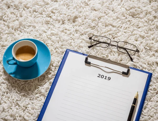 Planos Para 2019 Bordo Com Café Óculos Flat Lay — Fotografia de Stock