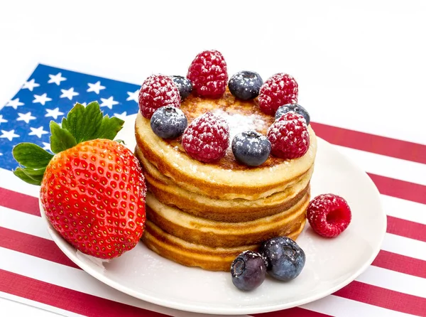 Haufen Von Pfannkuchen Mit Beeren Auf Flagge Isoliert — Stockfoto