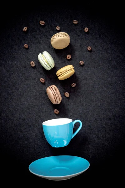 Smakelijke gekleurde Macarons in grappige stijl — Stockfoto