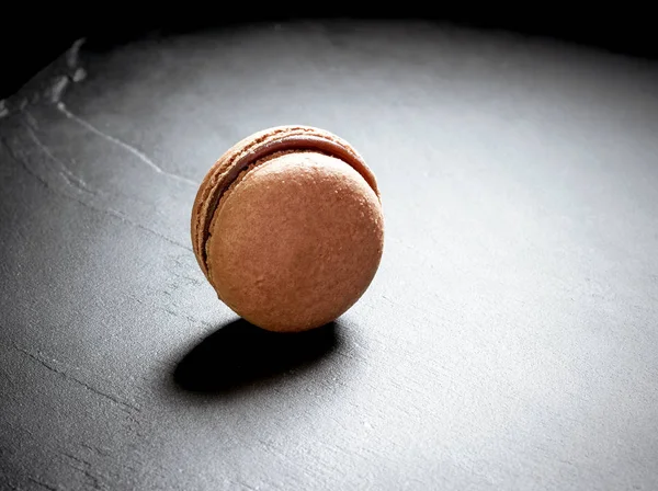 Macaron au chocolat sur fond noir — Photo