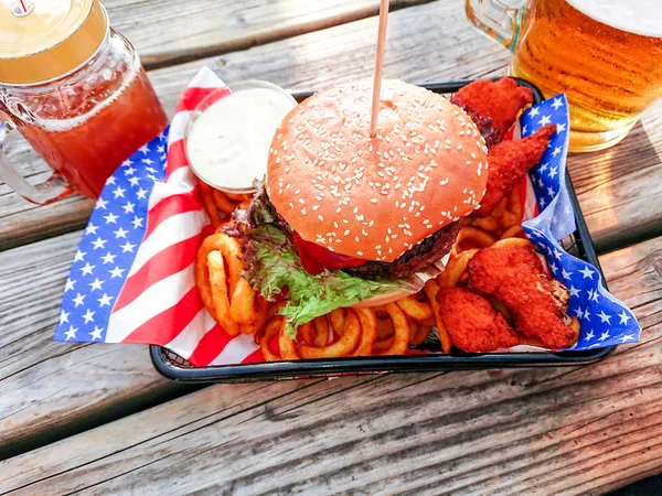 Hamburger met Nuggets op gedraaide frietjes — Stockfoto