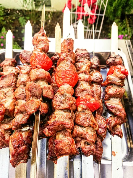 Spiedini di kebab alla griglia con agnello e pomodori — Foto Stock