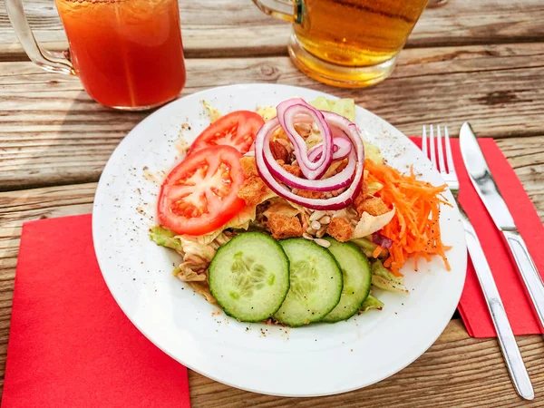 Gemengde salade met rode uienringen en bier — Stockfoto