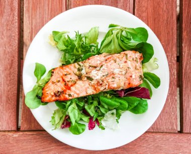 Taze yeşil salata ile ızgara somon fileto