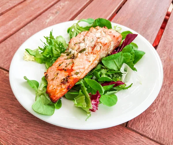 烤鲑鱼片与新鲜的绿色沙拉 — 图库照片