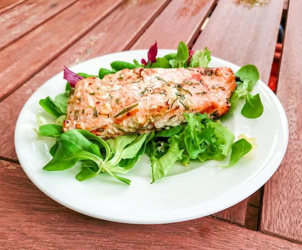 Гриль филе лосося со свежим зеленым салатом — стоковое фото