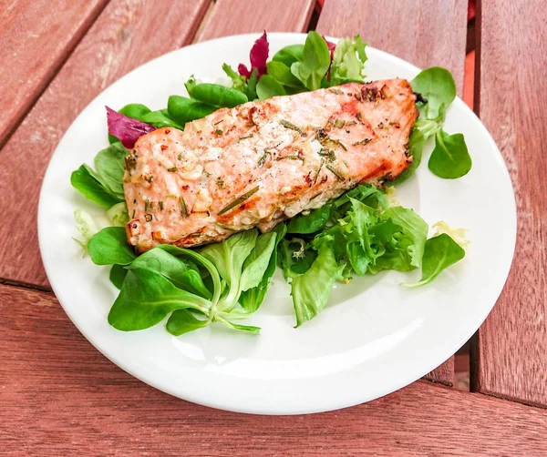 Filete de salmón a la parrilla con ensalada verde fresca — Foto de Stock