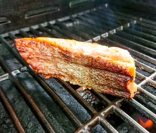 Filete de salmón apetitoso en la parrilla — Foto de Stock